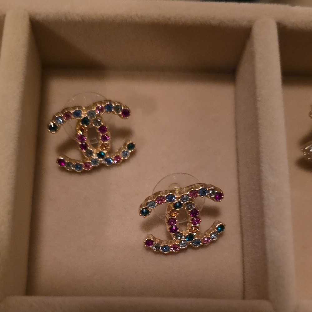 CHANEL CC Studs